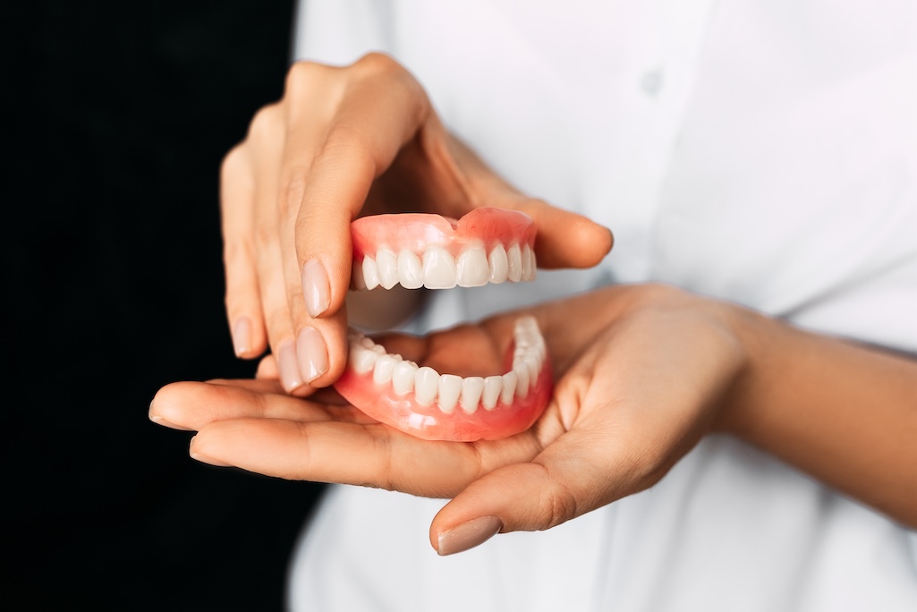 whitening your dentures, denture care, Cary Family Dental, Cary IL, denture cleaning, denture maintenance, ultrasonic cleaners, denture whitening solutions, white vinegar soak