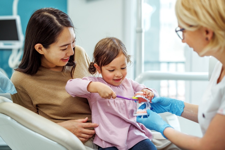 child at a dental visit with their parent, child's first dental appointment